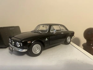 1:18 Scale Road Signatures 1965 Alfa Romeo Giulia Diecast Car Burago Maisto - Picture 1 of 6