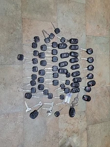Toyota65 KEYS AND.REMOTE Round Remote Head Keys OEM/ CUT KEYS USED LOCKSMITH - Picture 1 of 3