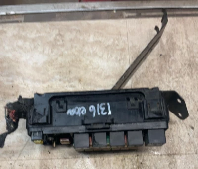 Dodge Van 1500 Series 2000-2003 caja de fusibles de motor 3,9 L 5,9 L 5,2 L OEM Foto 1 de 4