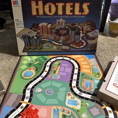 Milton Bradley Hotels 1987 juego de mesa inmobiliario (falta 1 marcador de entrada) Foto 1 de 4