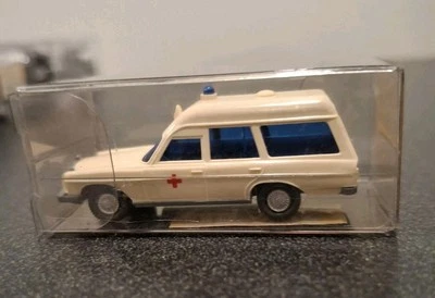 WIKING HO 1/87 MERCEDES BENZ 200 DRK BINZ AMBULANCE CROIX ROUGE #12070 box》46 - Image 1 of 2