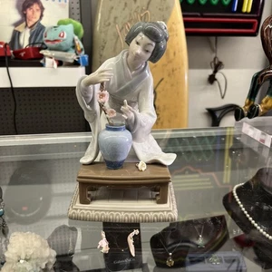 Lladro #4840 Japanische Deko Figur Geisha Blumengesteck. Glänzend. LESEN - Bild 1 von 9