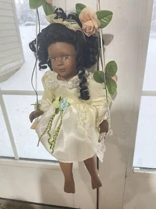 Schöne Porzellan Afroamerikanische Puppe auf Schaukel 18 cm - Bild 1 von 7