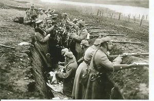 Deutsches Foto I. Weltkrieg ----- Weihnachten im Graben - Bild 1 von 1