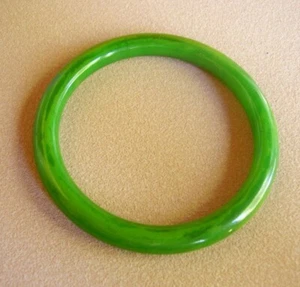 J513 /  BRACELET JONC EN BAKÉLITE VERTE - Photo 1/1