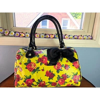 Bolso de Mano Grande Y2K Betsey Johnson Amarillo Lentejuelas Rojas Rosas Lazo con Dije Foto 1 de 4