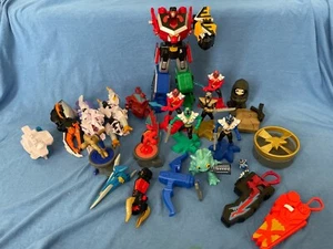 Lote de 20+ figuras de acción MIGHTY MORPHIN POWER RANGERS accesorios juguetes SuperSentai - Imagen 1 de 12