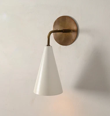 Lámpara de pared Sputnik Mid Century | Pantalla de cono de latón hecha a mano Foto 1 de 4