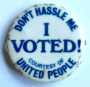 ORIGINAL VINTAGE DON'T HASSLE ME I VOTED! UNITED PEOPLE PIN BACK BUTTON PINBACK - Picture 1 of 3