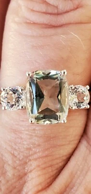 Cojín de amatista verde y zafiro blanco creado anillo de 3 piedras oro blanco sólido de 10kt  Foto 1 de 4