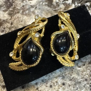 Orecchini Vintage Barrera per Avon Granada Nero Cabochon Tono Oro Clip On - Foto 1 di 4