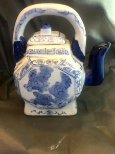 Adorable Vintage Chinese Canton Style Blue & White Porcelain Teapot With Lid. - Picture 1 of 4
