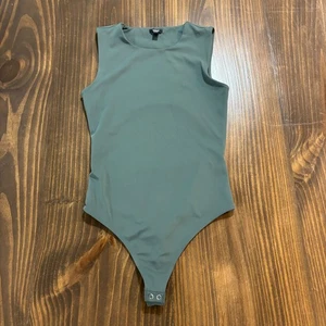 ✨ EXPRESS Damen Body Contour Body grün Cutout Rücken Größe S 🌿 - Bild 1 von 4