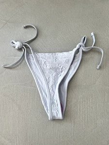 Pantalones de bikini Urban Outfitters elásticos de encaje con corbata lateral. Azul. Pequeño. - Imagen 1 de 5