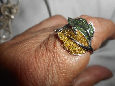 Anillo de plata de ley con diamantes amarillos y diamantes verdes Foto 1 de 3
