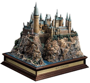 Harry Potter Hogwarts Castle With School statue Diorama Noble Collection NN7074