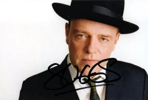 LOCURA: FOTO RETRATO 6x4 firmada por Suggs + certificado de autenticidad *un paso más allá* *pantalones holgados* - Imagen 1 de 1