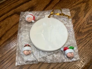 Addobbo Albero di Natale Personalizzato Famiglia di 3 - Palla Bianca (Personalizzabile) - Foto 1 di 5