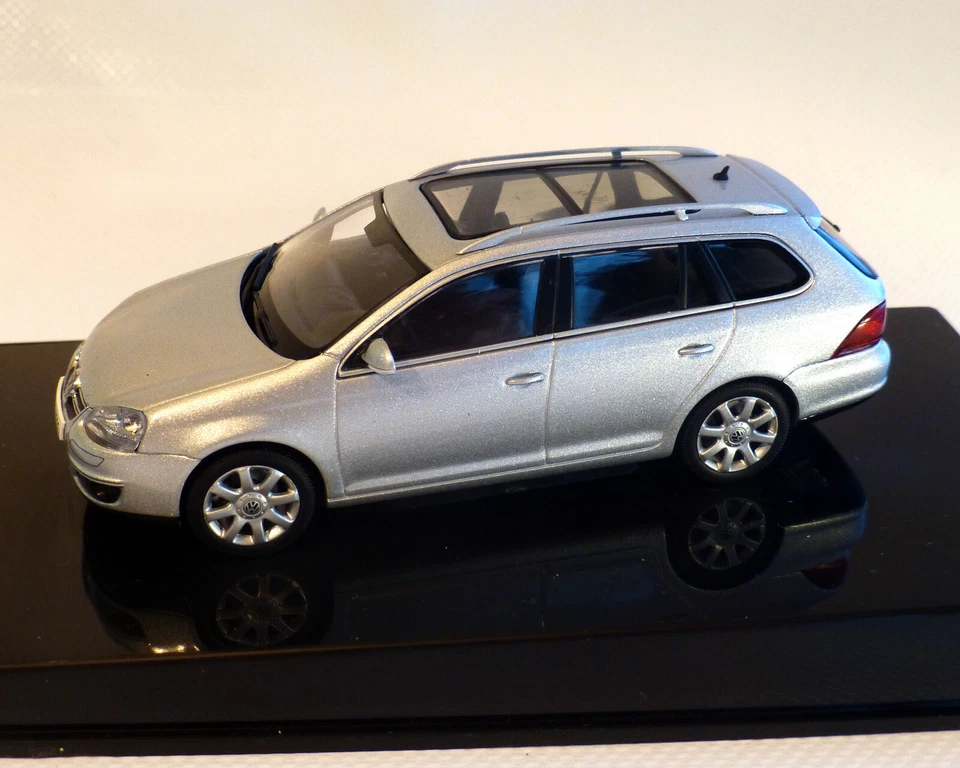 VW Golf 5 Variante, Argento Metallizzato, 1:43 - Immagine 1 di 1