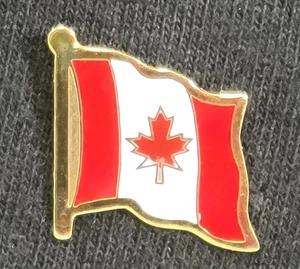 VINTAGE CANADIAN MAPLE LEAF FLAG LAPEL PIN - Picture 1 of 2