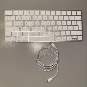 Klawiatura Apple Magic A1644 – działająca – ładowarka w zestawie – brakuje jednego klucza - Zdjęcie 1 z 11