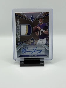 Camiseta deportiva Panini Phoenix Rookie Phenoms 2024 automática Devin Leary #RPJA-DLY bronce/33 - Imagen 1 de 2