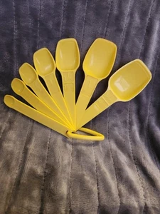 Vintage Tupperware gelbe verschachtelte Messlöffel komplettes Set 7 + D-Ring - Bild 1 von 11