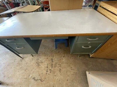 Escritorio vintage, marco de metal pesado, tapa Formica, 5 cajones. Tienda de automóviles, jardín Foto 1 de 4