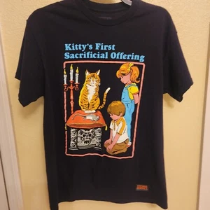 Medium Steven Rhodes Kitty's First Sacrificial Offering schwarzes Grafik-Shirt - Bild 1 von 6