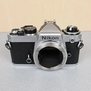 Nikon FE 35mm fotocamera reflex pellicola solo corpo parti o riparazione argento - Foto 1 di 11