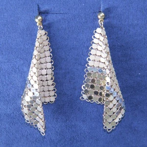 ✨ Orecchini Vintage Whiting & Davis Oro e Maglia Bianca Post - Lunghi 2,5" - Foto 1 di 4