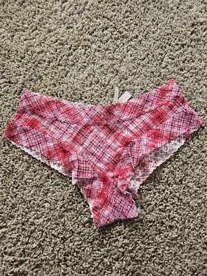 NUEVO CON ETIQUETAS Victoria's Secret ROSA No Show Cheekster Panty Rosa Rojo Cuadros Encaje Acento M Foto 1 de 4