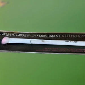 Wet n Wild Large Eyeshadow Brush Two Tone Rounded Sythetic Fibers Vegan Cosmetic - Picture 1 of 10