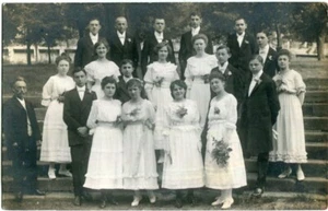 Orig. Foto-AK PÖSSNECK /Pößneck junge Frauen/Männer in Festkleidung 10/20er - Picture 1 of 1