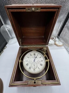 Antiguo reloj marítimo de 8 días cronómetro de barco Waltham en caja de cardán de madera - Imagen 1 de 13