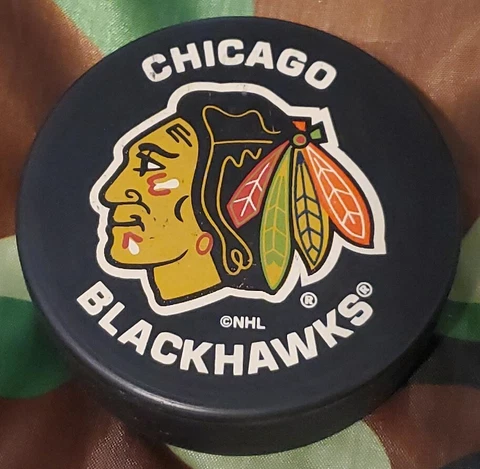 CHICAGO BLACKHAWKS NHL VINTAGE LICENSED PUCK INGLASCO & VEGUM MFG. MADE IN ๐ธ๐ฐ Cover