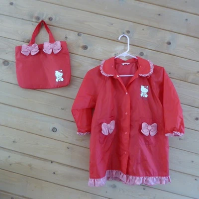 Jaqueta impermeável Sanrio Hello Kitty menina vermelha bolsa arco 100% náilon botão de pressão 5-6 - Imagem 1 de 4
