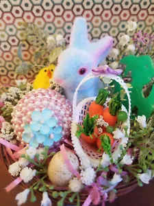 Cesta de conejito de Pascua flocada azul vintage escena de flores de primavera mini artesanía hecha a mano - Imagen 1 de 10