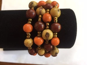 BEAUTIFUL MULTI - COLOR ACAI BERRY BRACELET ON MEMORY WIRE - Picture 1 of 5