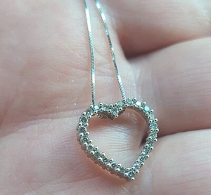 COLGANTE CORAZÓN DIAMANTE ORO BLANCO 10KT EN CADENA 18 PULGADAS - Imagen 1 de 11