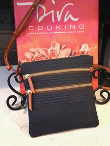 Dooney Bourke Bolsos Bandolera Azul Marino 3 Compartimentos con Cremallera 7" x 8"H - Imagen 1 de 5