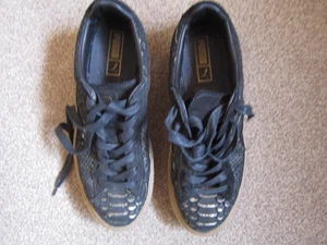 Puma Damen Sneaker schwarz Leder kleine gold akzente robuste Sohle Gr. 40,5 - Bild 1 von 3