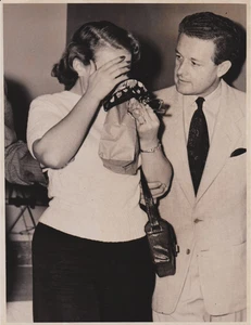 1950 Press Photo Bernice Jackson, Friend of Detroit Purple Gang Harry Fleischer - Picture 1 of 2