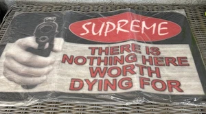 TAPPETINO SUPREMO BENVENUTO FW17 MULTICOLORE NON C'È NIENTE QUI CHE VALGA LA PENA MORIRE PER TAPPETO - Foto 1 di 7