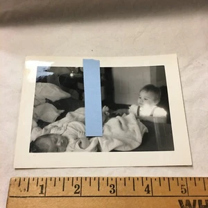 Foto encontrada niña observando bebé hermanas dormitorio blanco y negro 1957 vintage - Imagen 1 de 7