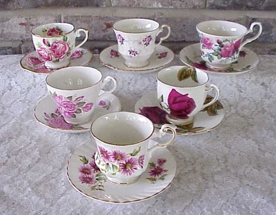 Hermosos juegos de tazas de té y platillos de porcelana de hueso vintage desajustados Inglaterra Foto 1 de 4