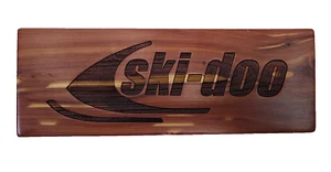 Placa de letrero hecha a mano rústica de cedro rojo moto de nieve vintage Ski-Doo de madera grabada - Imagen 1 de 8