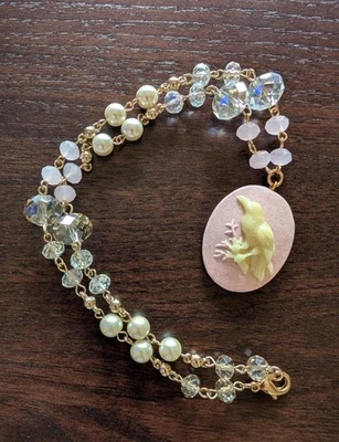 Collar Cuervo Hada Rosa - Colgante Cuervo Brilla en la Oscuridad con Cadena de Cristal  Foto 1 de 4