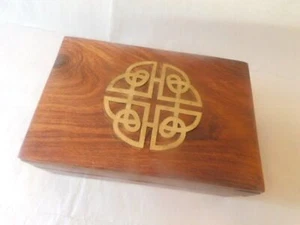 Keltischer Stil Holz geschnitzt Schatulle 6" x 4" mit Messing Schmuckschatulle Stash Box - Bild 1 von 5