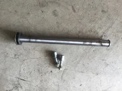 2003 Ducati ST4-S Eixo de eixo pivô traseiro OEM com parafusos e clipes de bloqueio. - Imagem 1 de 4